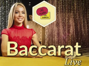 心情不错？开场15秒国足获得角球，邵佳一面带微笑